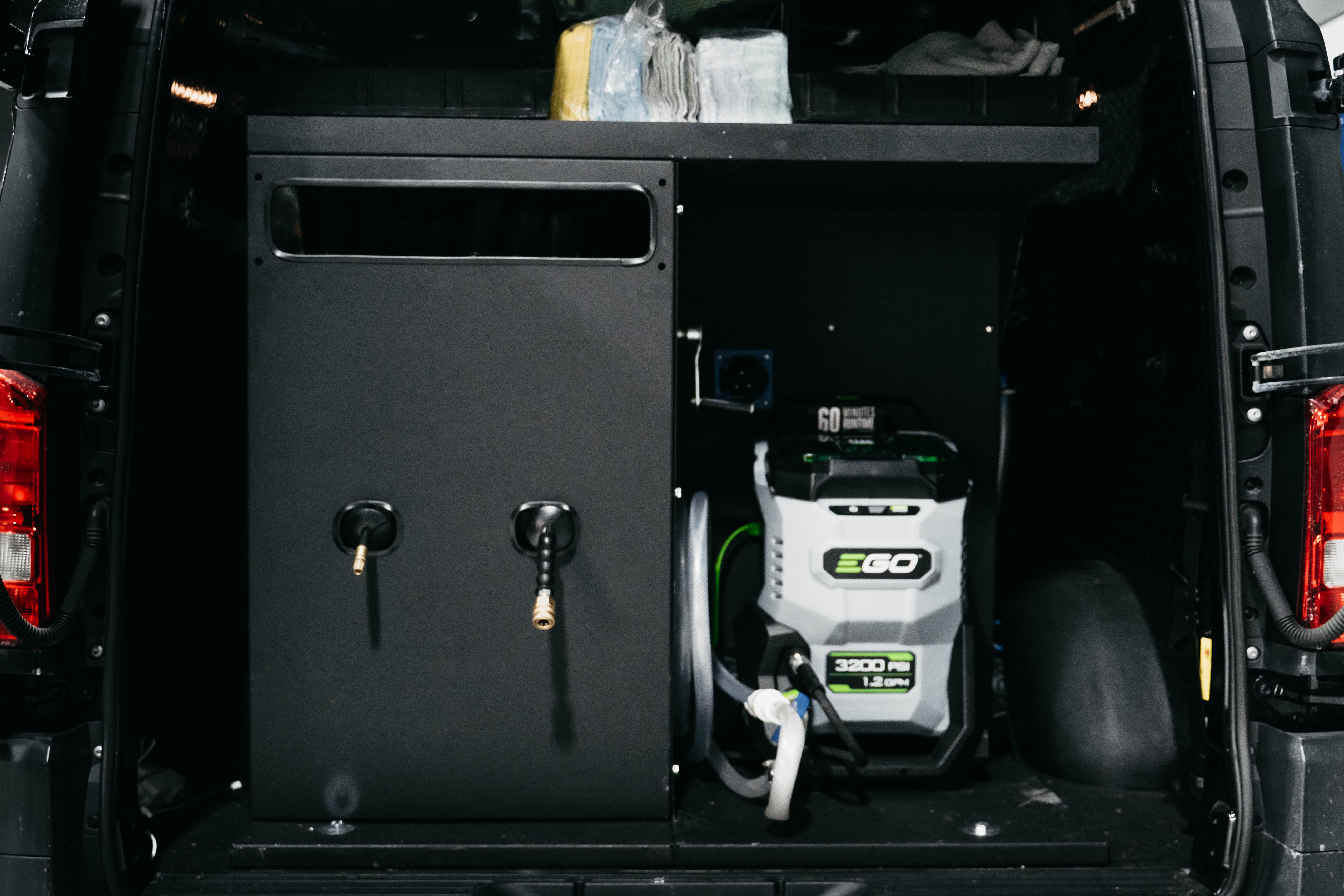 RALDA’s Cadre Mural Caché & Cadre à Bobine (24" x 34")